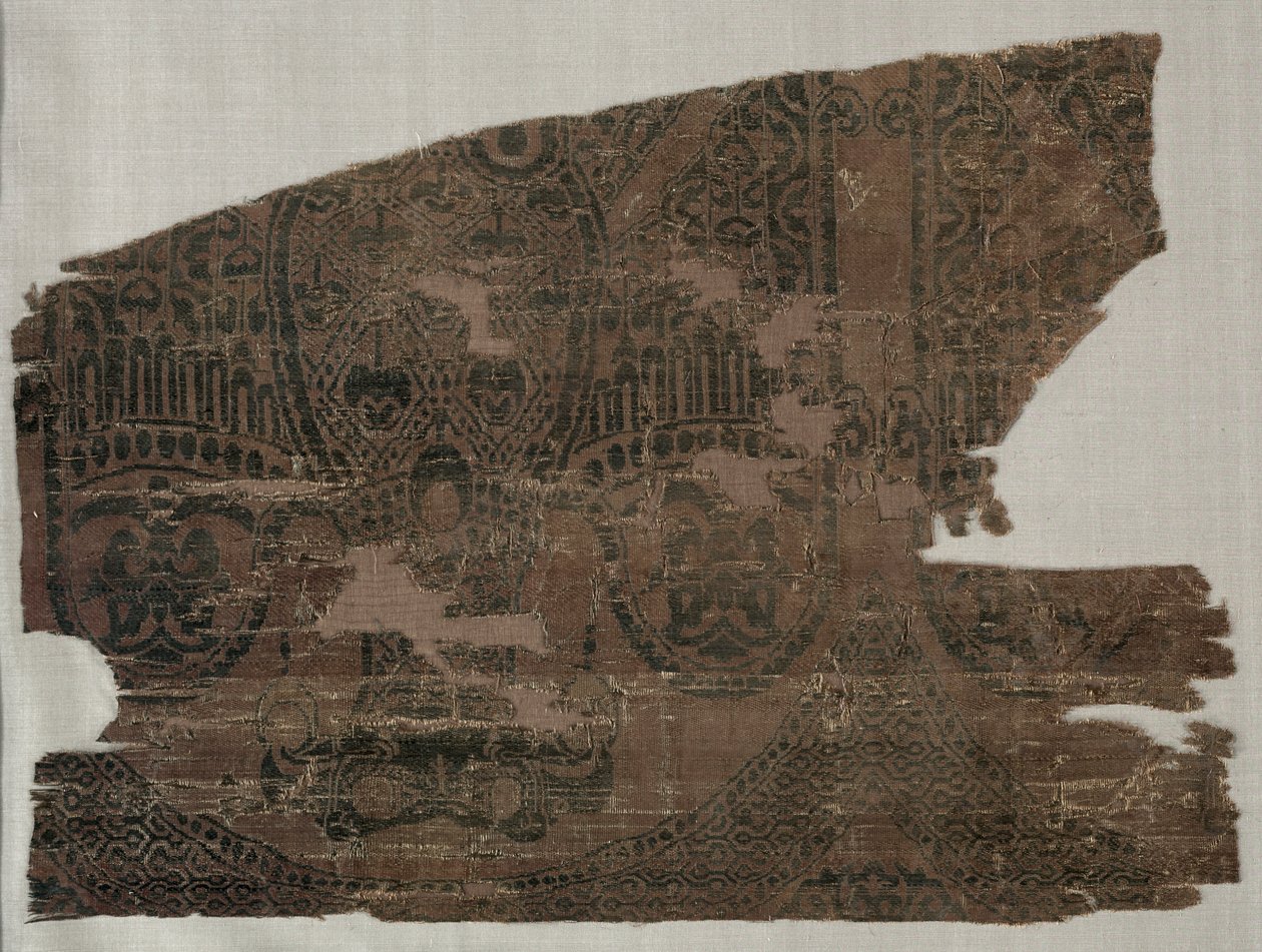 شظايا صامية ذات نسور برأسين ، من قبر القديس برنارد كالفو ، 1200-1243. بواسطة غير معروف