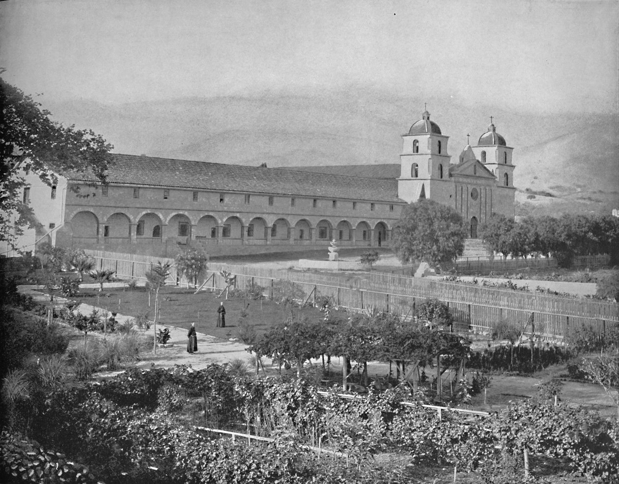 مهمة سانتا باربرا ، كاليفورنيا ، c1897. بواسطة غير معروف