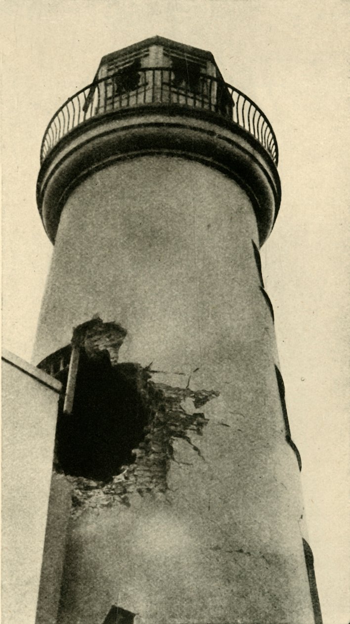 إصابة منارة سكاربورو بقنبلة ألمانية ، الحرب العالمية الأولى ، ديسمبر 1914 ، c1920. بواسطة غير معروف