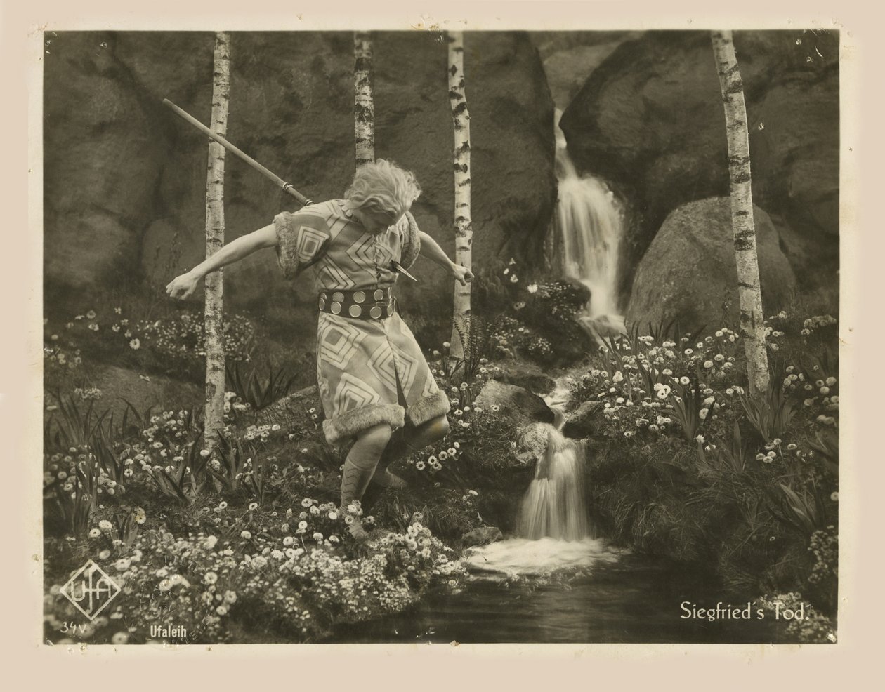 مشهد من فيلم Die Nibelungen: Siegfried بواسطة Fritz Lang ، 1924. بواسطة غير معروف