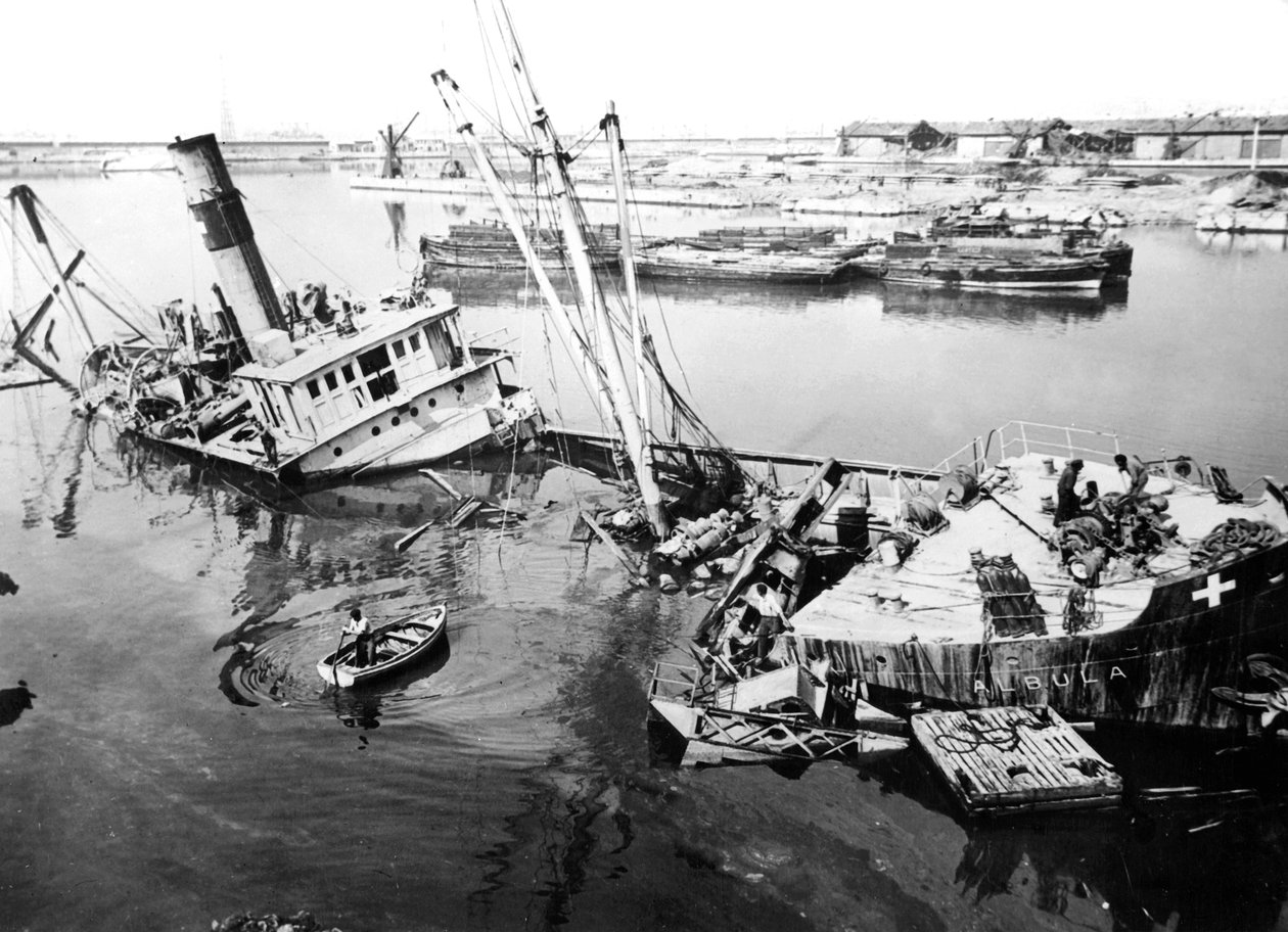 سفينة محطمة في ميناء مرسيليا ، فرنسا ، c1945-1949 بواسطة غير معروف