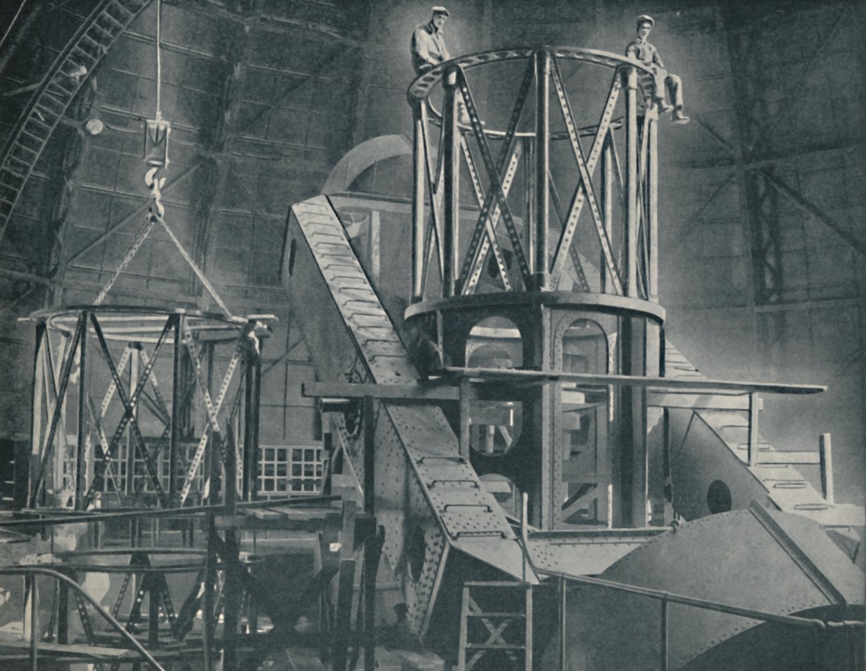 قسم تلو الآخر يتصاعد الهيكل الصلب الضخم لأسطوانة المومسات ، c1935 بواسطة غير معروف