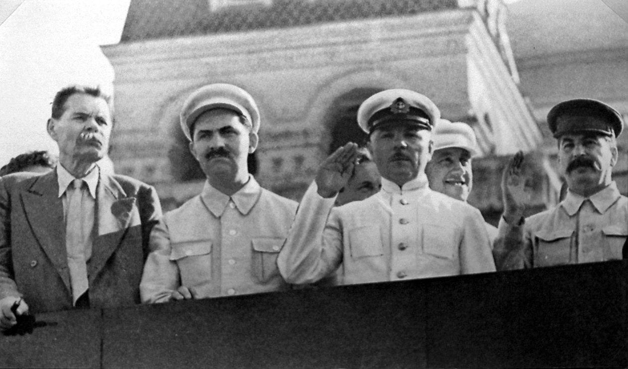 شخصيات سوفيتية بارزة في منبر ضريح لينينس ، الميدان الأحمر ، موسكو ، اتحاد الجمهوريات الاشتراكية السوفياتية ، 1931 بواسطة غير معروف