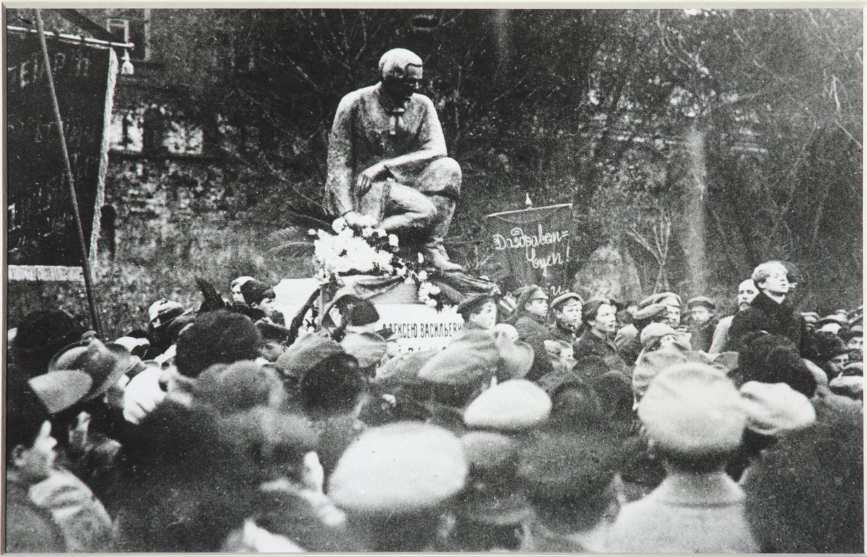 سيرجي يسنين في تكريس نصب كولتسوف رازين 1918 بواسطة غير معروف