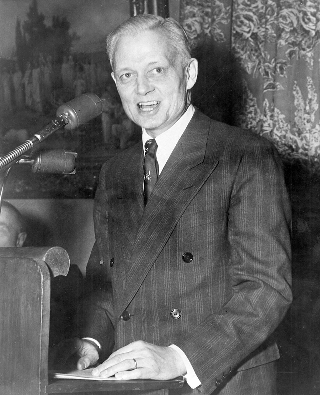 شيرمان آدامز 1899-1986 ، سياسي أمريكي يلقي خطابا بواسطة غير معروف