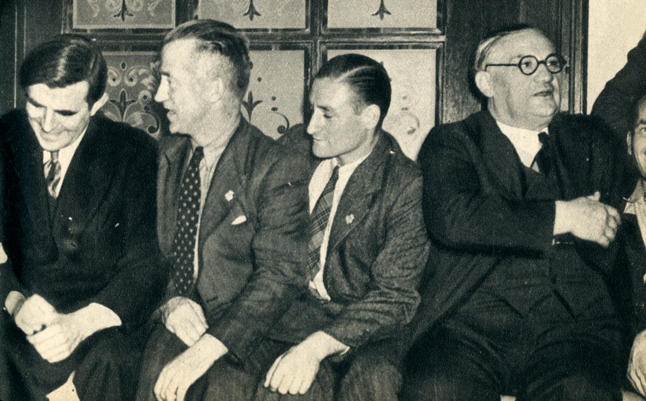 رفقاء السفن آشور. جون ج.وانانت ، إرنست بيفين ، مع البحارة التجاريين ، 1942 بواسطة غير معروف
