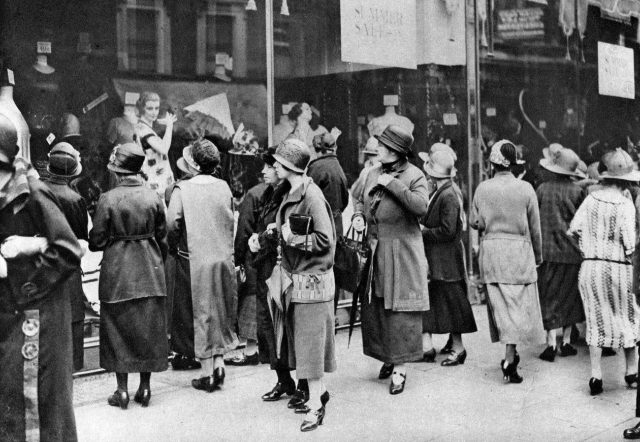 متسوقون في شارع كنسينغتون في لندن ، 1926-1927 بواسطة غير معروف