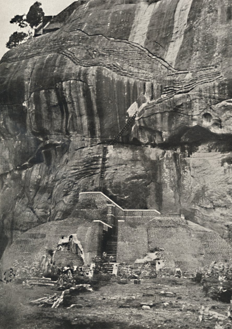 Sigiri ، جانب الصعود في الشمال ما يسمى Lowensteig ، والذي يتم تجديده عن طريق السلالم والسلالم والسور بواسطة غير معروف