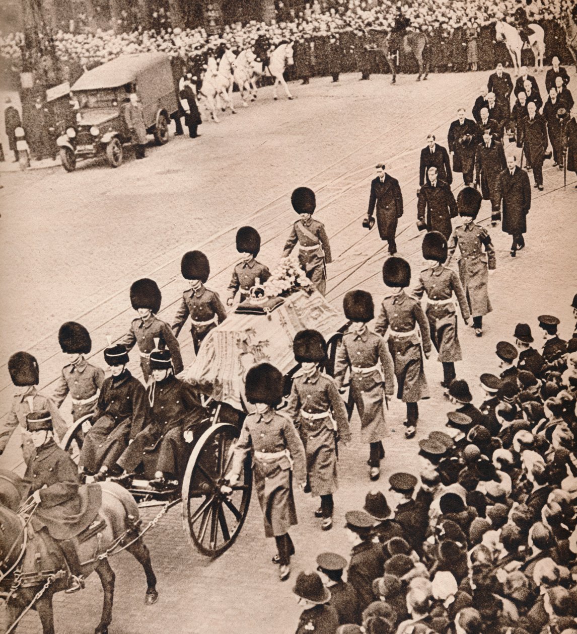 جلالة بسيطة: تابوت الملك جورج ، المغطى بالمعيار الملكي ، 1936 بواسطة غير معروف