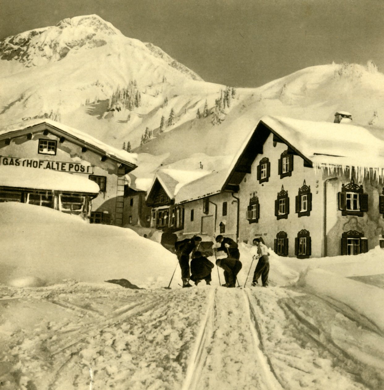 المتزلجون في Stuben am Arlberg ، فورارلبرغ ، النمسا ، c1935. بواسطة غير معروف