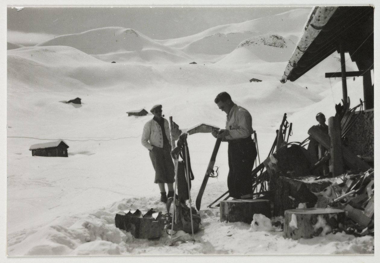 Skiers outside a chalet, c 1930 بواسطة غير معروف