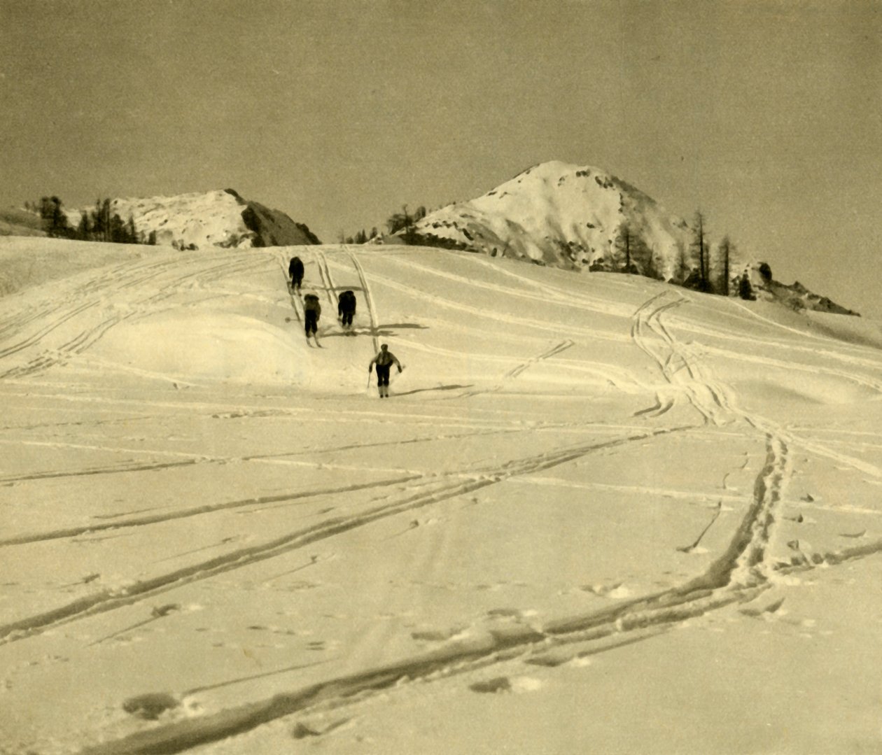 التزلج في جبال توتس جيبرج ، النمسا ، c1935. بواسطة غير معروف