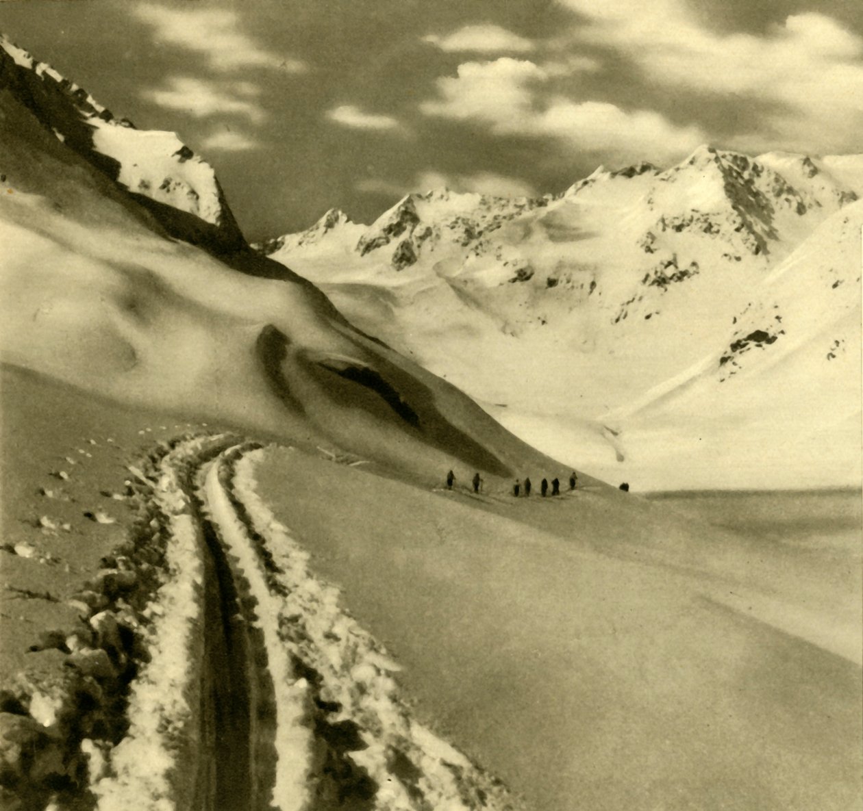 التزلج على جبال الألبير فيرنر الجليدية في جبال الألب ستوباي ، النمسا ، c1935. بواسطة غير معروف