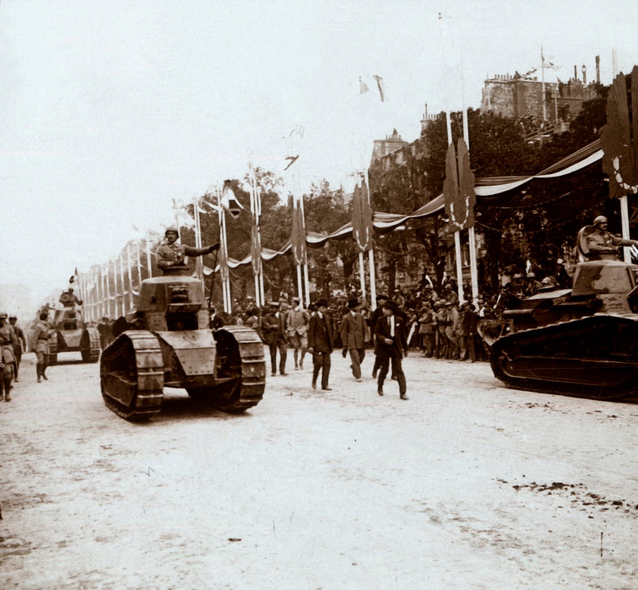 الدبابات الصغيرة ، موكب النصر ، باريس ، فرنسا ، c1918-c1919 بواسطة غير معروف