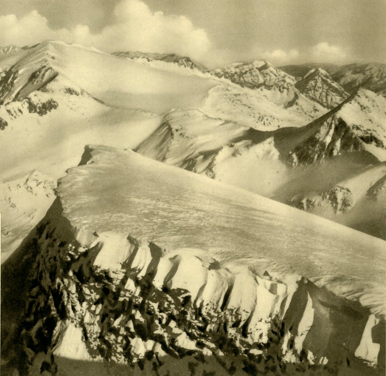الجبال المغطاة بالثلوج ، Bad Hofgastein ، النمسا ، c1935. بواسطة غير معروف
