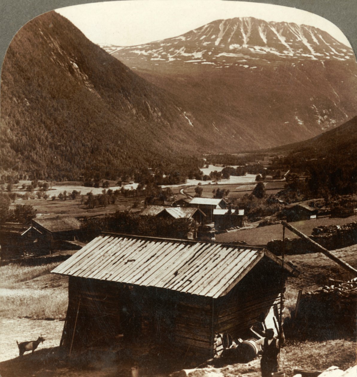 مرتفعات جبل ثلجي. Gausta 6180 قدمًا ، فوق منازل هادئة في وادي معان ، النرويج ، c1905. بواسطة غير معروف