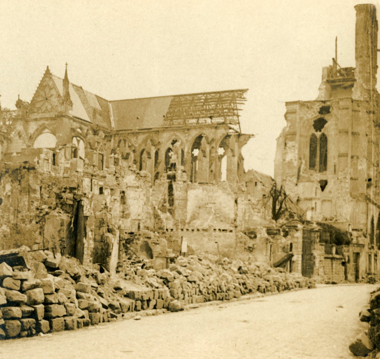كاتدرائية سواسون ، سواسون ، شمال فرنسا ، c1914-c1918. بواسطة غير معروف