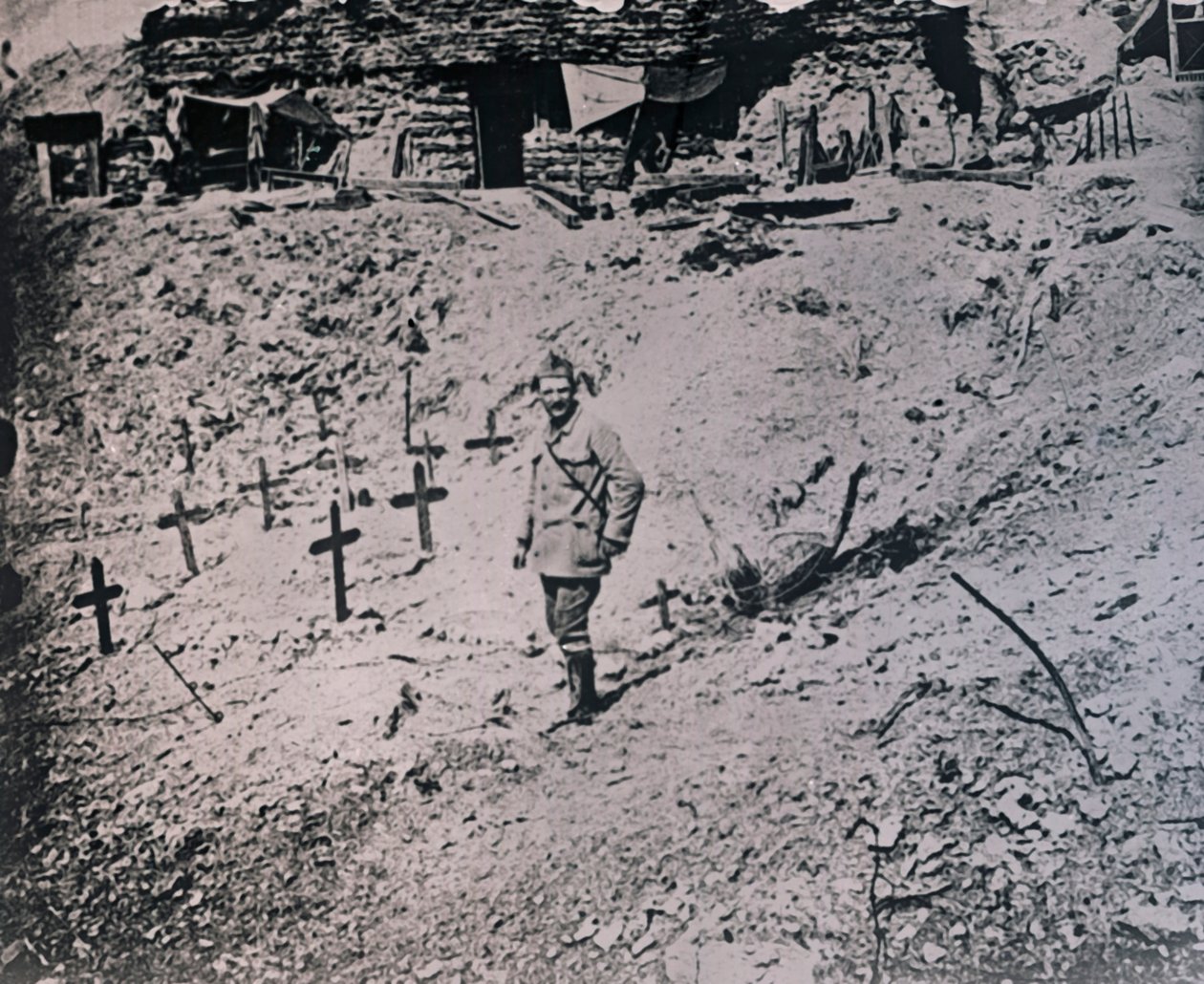 جندي بين صلبان خشبية ، c1914-c1918 بواسطة غير معروف