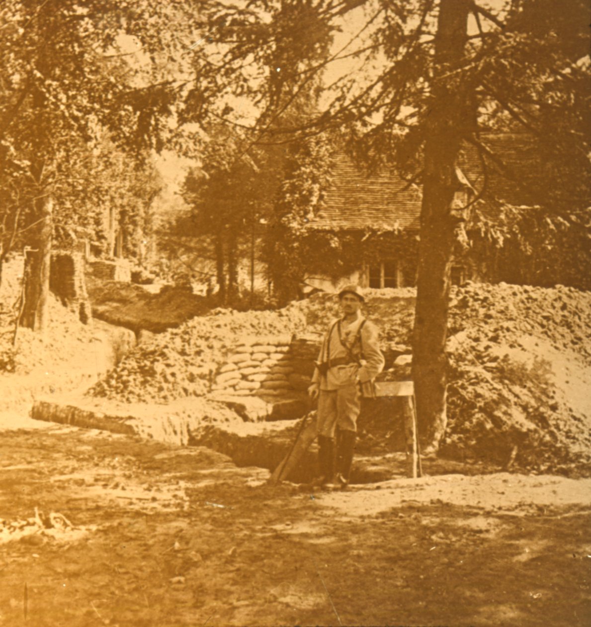 جندي خارج الخندق ، Bois des Loges ، شمال فرنسا ، c1914-c1918 بواسطة غير معروف