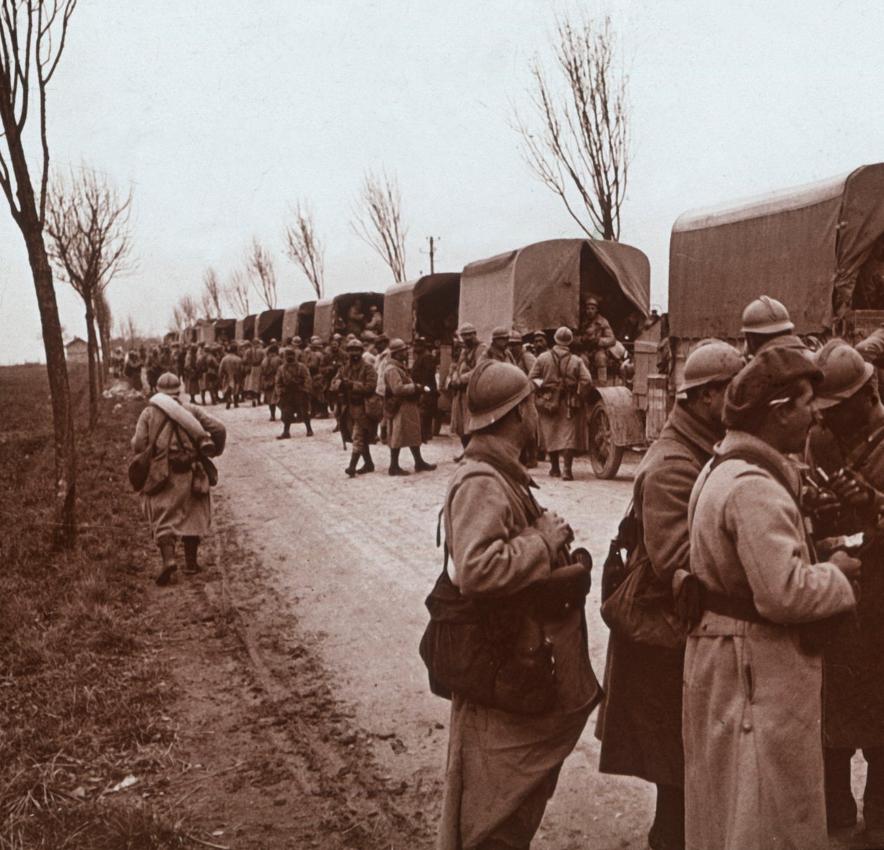 الجنود وعمود الشاحنات على Voie Sacrée ، فردان ، شمال فرنسا ، c1914-c1918 بواسطة غير معروف
