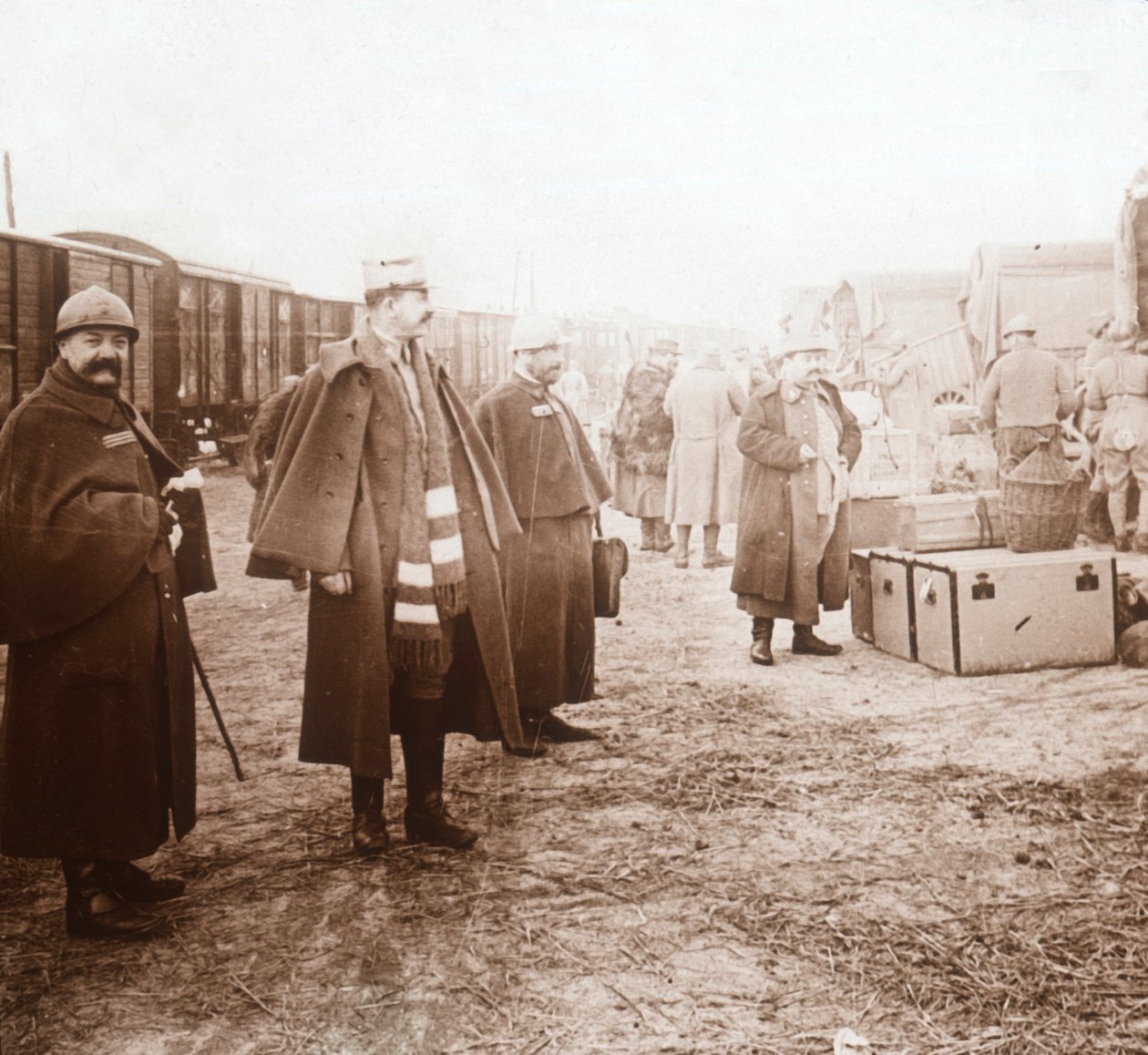 جنود يصلون إلى Amanvillers ، فرنسا ، c1914-c1918 بواسطة غير معروف