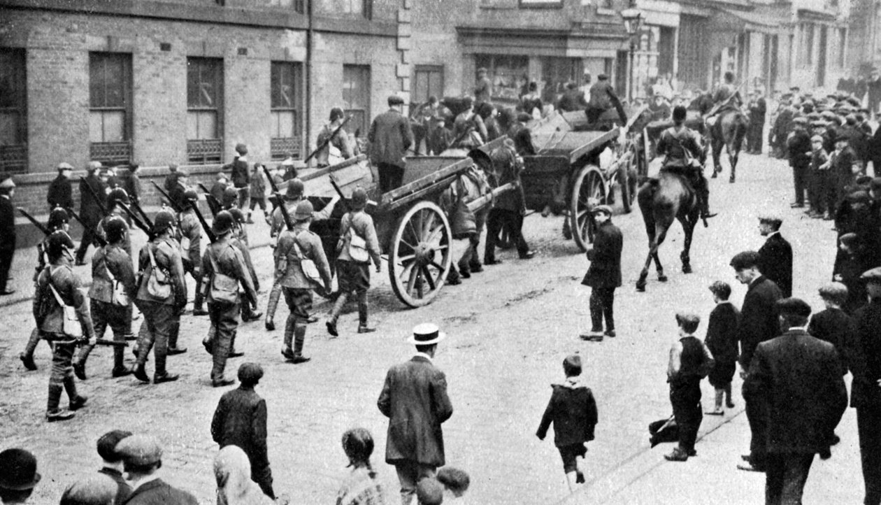 جنود يرافقون عربات الفحم أثناء الإضراب ، شيفيلد ، c1920 بواسطة غير معروف