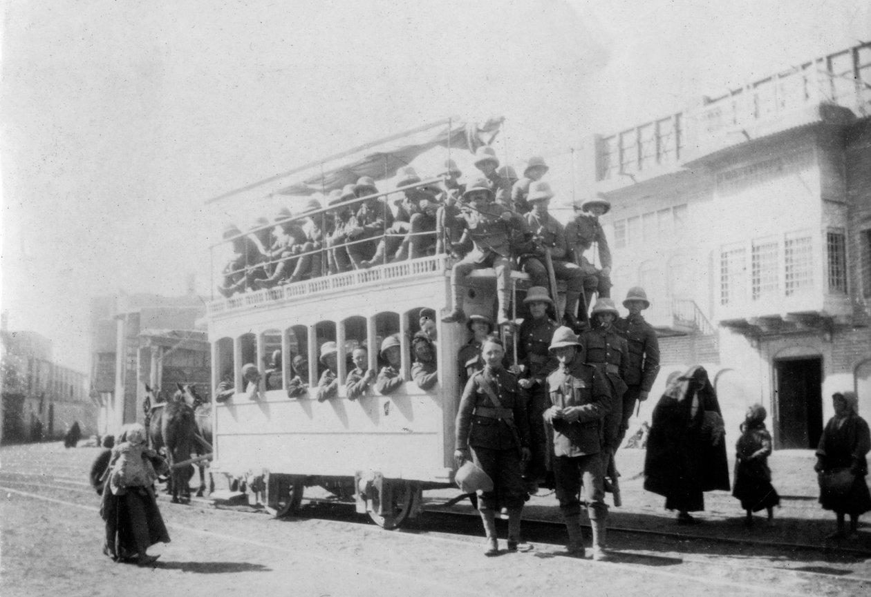 جنود من فوج شرق سري في كازمين ، في طريقهم إلى بغداد ، العراق ، 1917-1919 بواسطة غير معروف