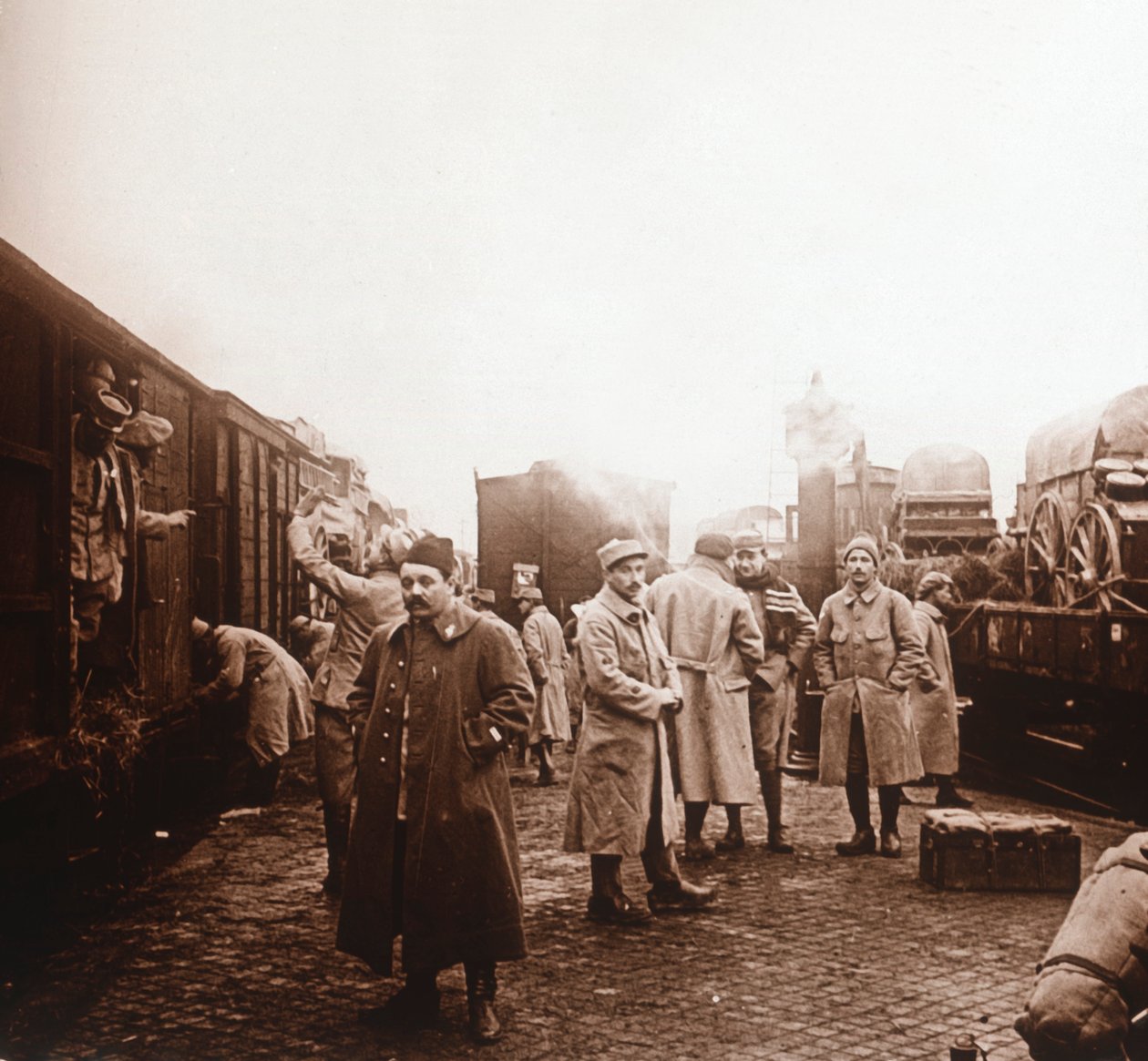 جنود يذهبون إلى السوم ، إبيرناي ، شمال فرنسا ، c1914-c1918 بواسطة غير معروف