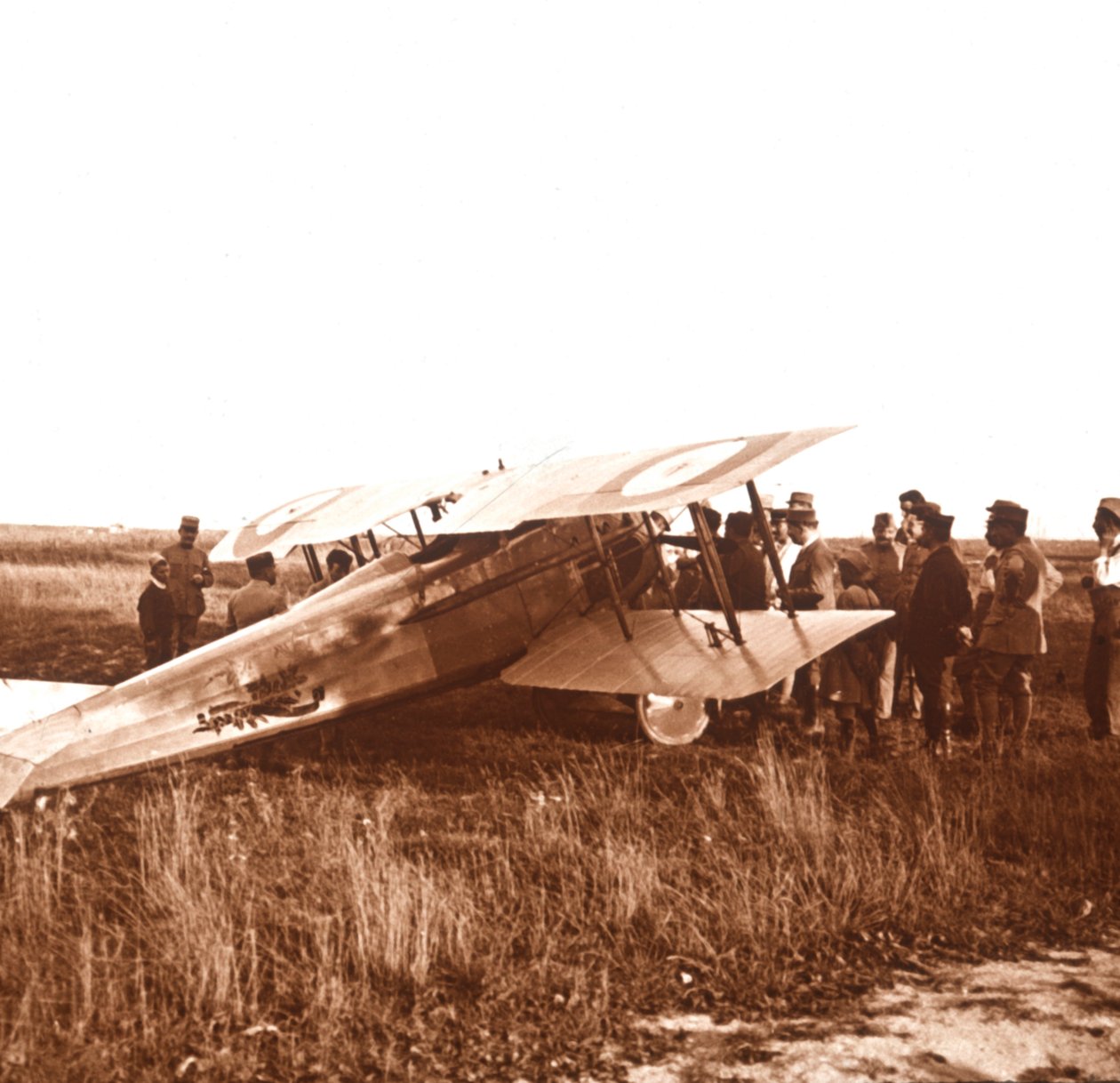 جنود يحيطون بطائرة ذات سطحين ، السوم ، شمال فرنسا ، c1914-c1918 بواسطة غير معروف