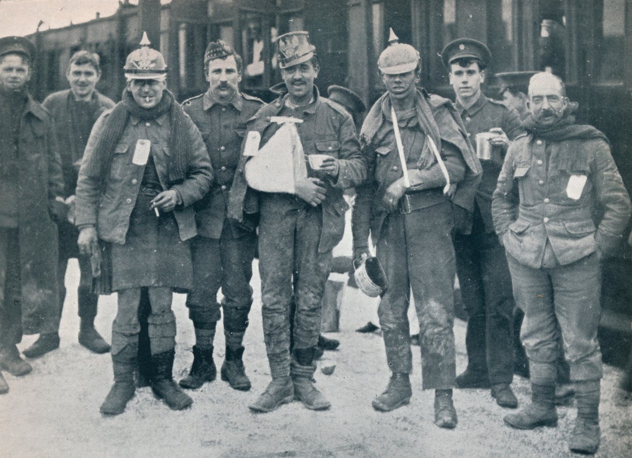 جرح بعض البهجة من قتال Neuve Chapelle ، مرتدين الخوذ الألمانية التي تم الاستيلاء عليها ، 1915 بواسطة غير معروف