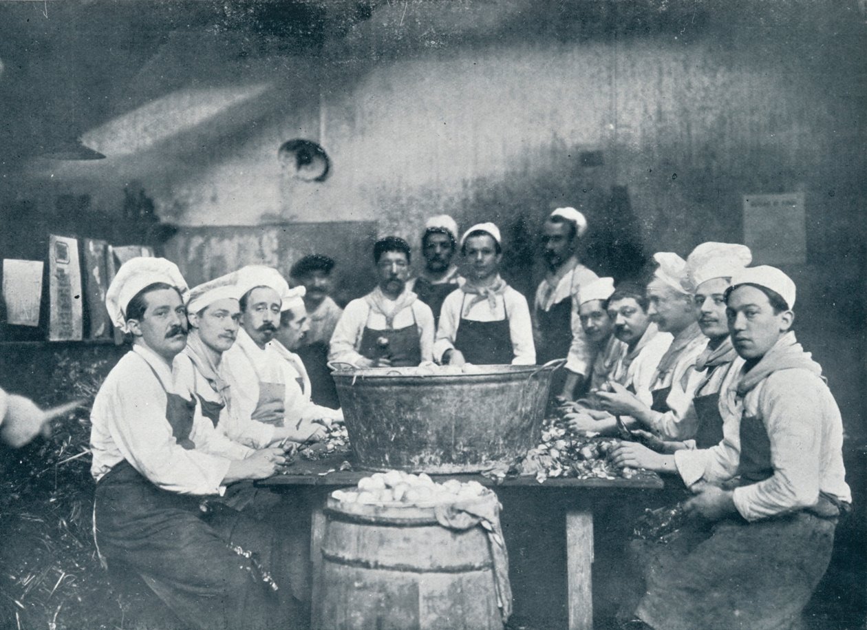 بعض الطهاة يعدون الحساء في Messagerie Van Gand ، c1914 بواسطة غير معروف