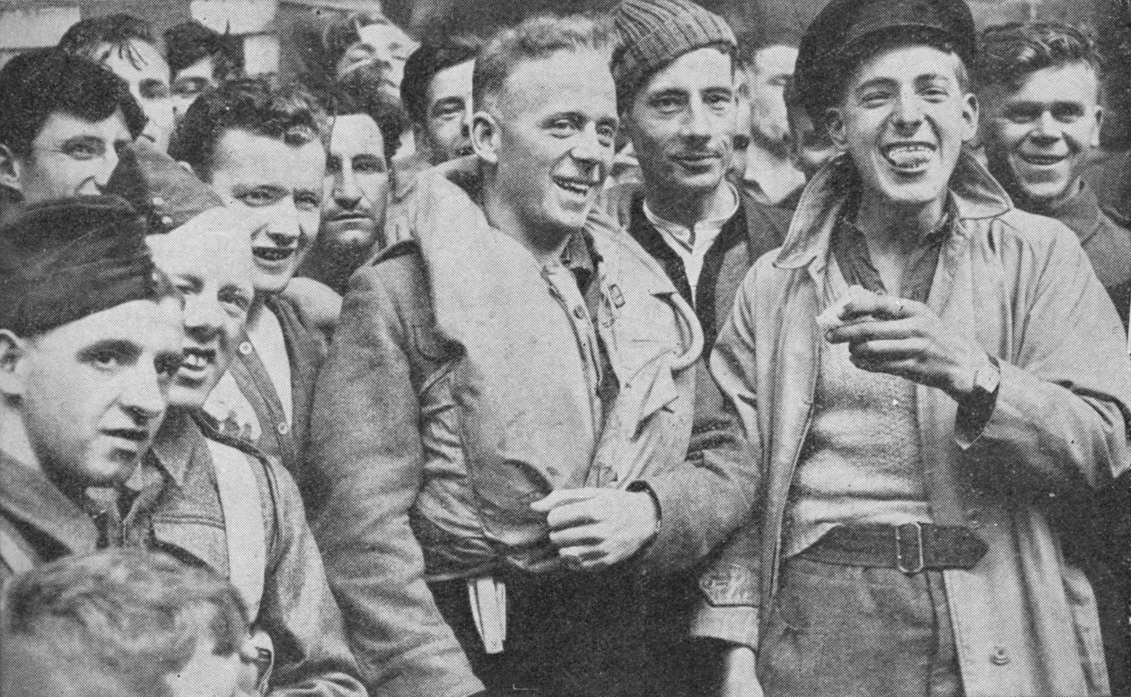 بعض الناجين من أراندورا ستار هبطوا في ميناء اسكتلندي ، 1940 ، 1940 بواسطة غير معروف