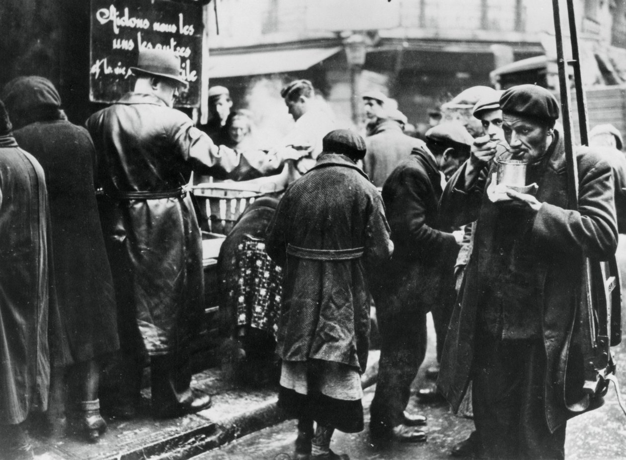 مطبخ حساء للمحتاجين ، Les Halles ، باريس المحتلة من قبل ألمانيا ، فبراير 1941 بواسطة غير معروف