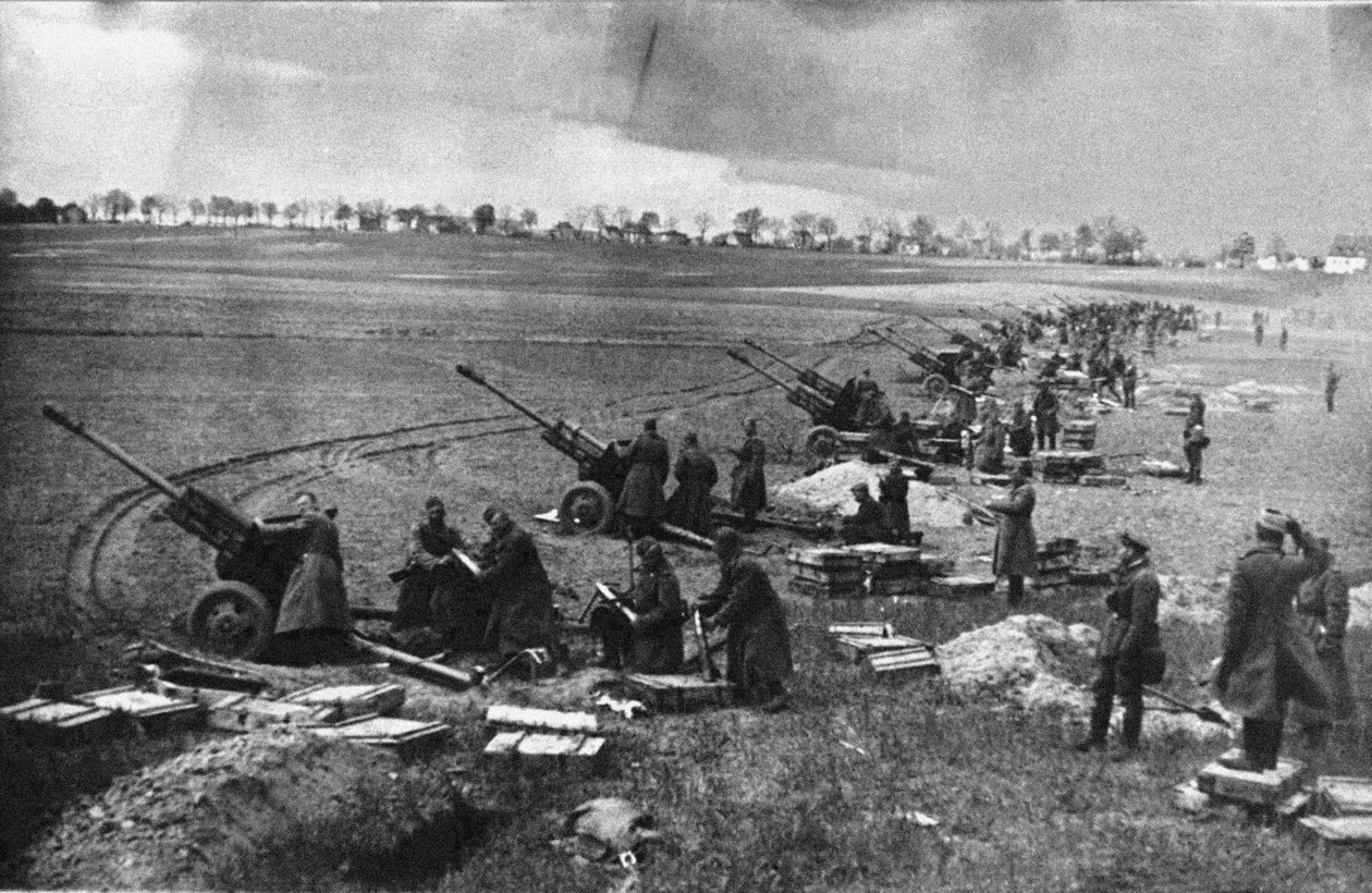 المدفعية السوفيتية في مرتفعات Seelow ، أبريل 1945 بواسطة غير معروف