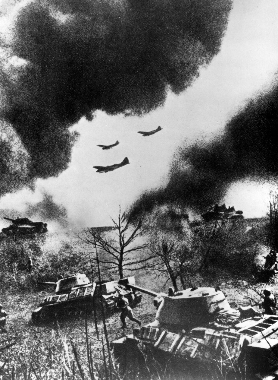 دبابات وطائرات سوفيتية تشن هجومًا ، روسيا ، 1943 بواسطة غير معروف