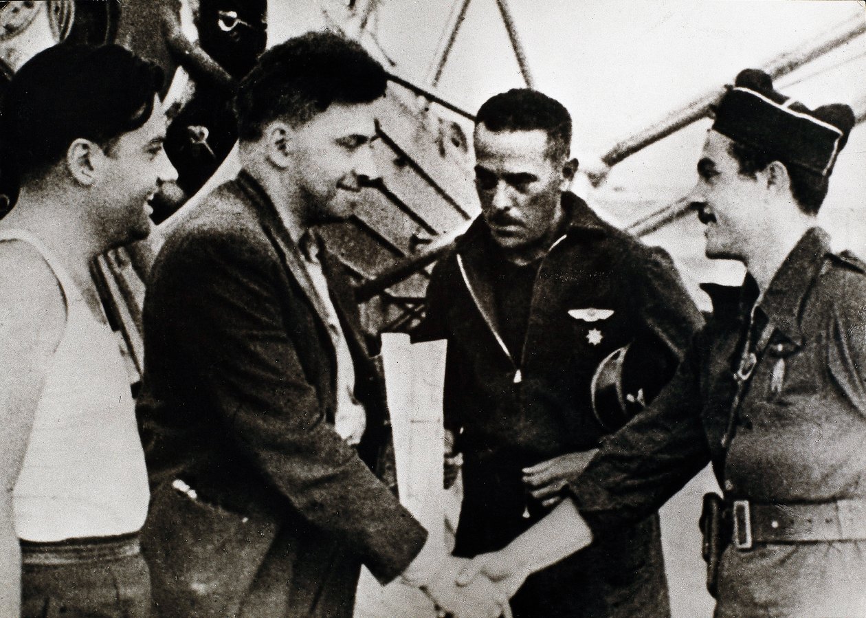 الحرب الأهلية الإسبانية (1936-1939): إليا غريغوريفيتش إرينبورغ (1891-1967) ، كاتب روسي ، لدى وصوله إلى مطار برشلونة (إسبانيا) (الثاني من اليسار) ، كمراسل سوفيتي للحرب الأهلية بواسطة غير معروف
