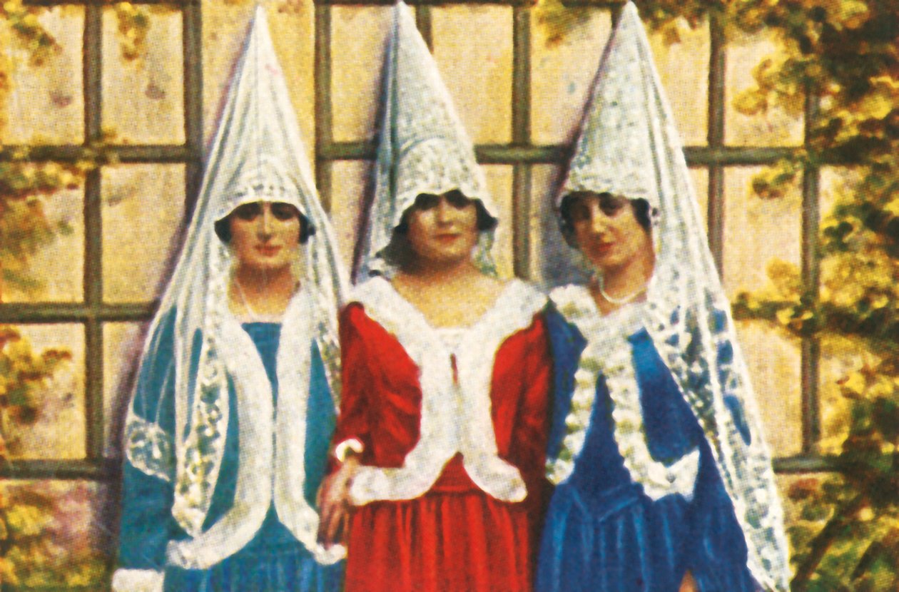 النساء الإسبانيات في المانتيل ، c1928. بواسطة غير معروف