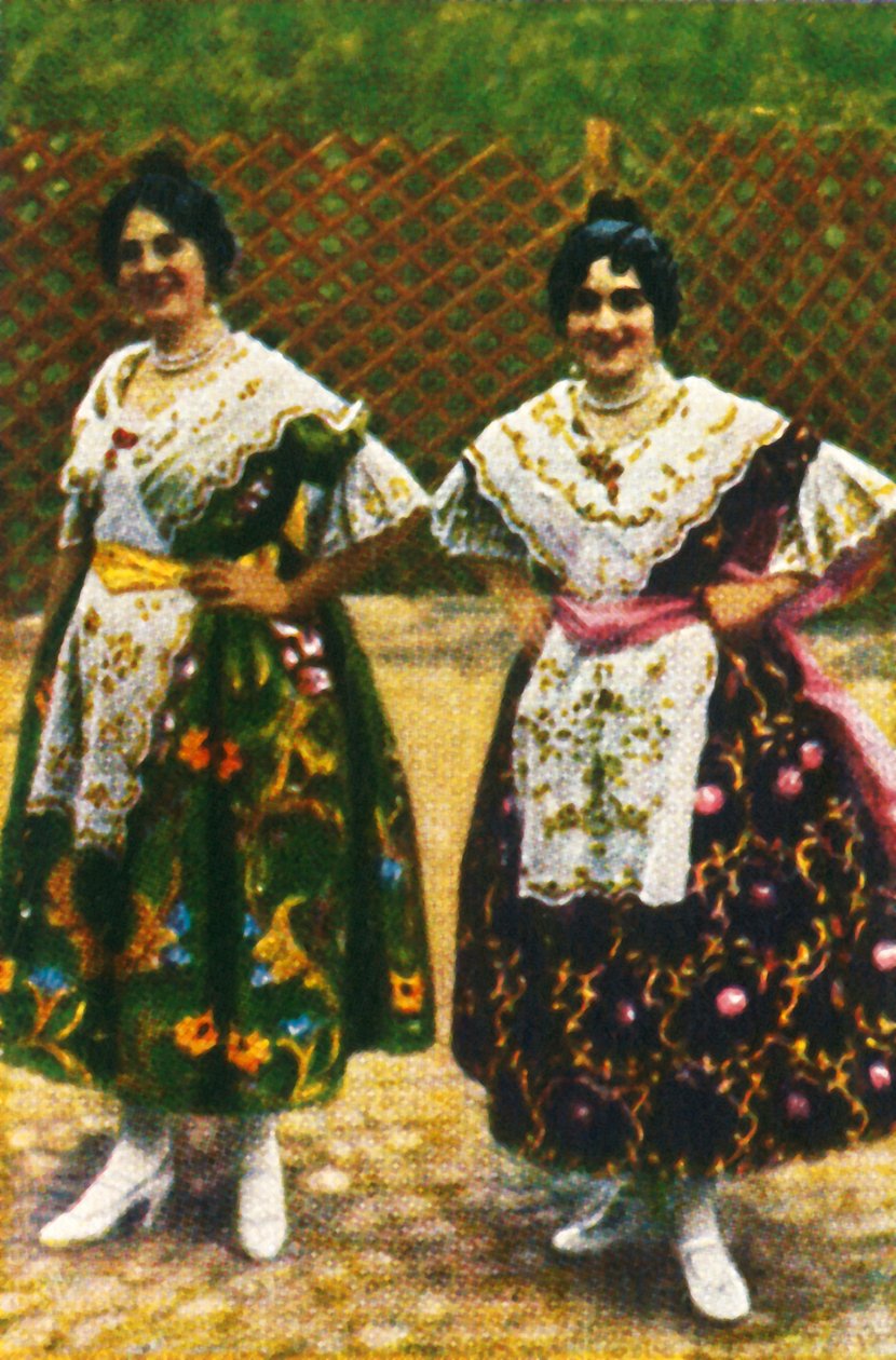 المرأة الإسبانية في الزي التقليدي ، c1928. بواسطة غير معروف