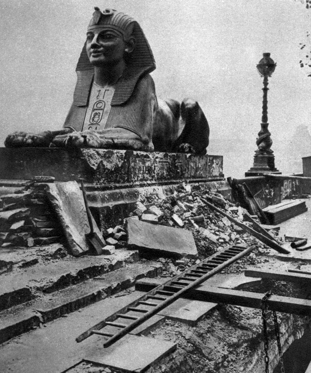 أصيب أبو الهول بأضرار بسبب قنبلة ألمانية سقطت على الحاجز ، 4 سبتمبر 1917 ، 1935 بواسطة غير معروف