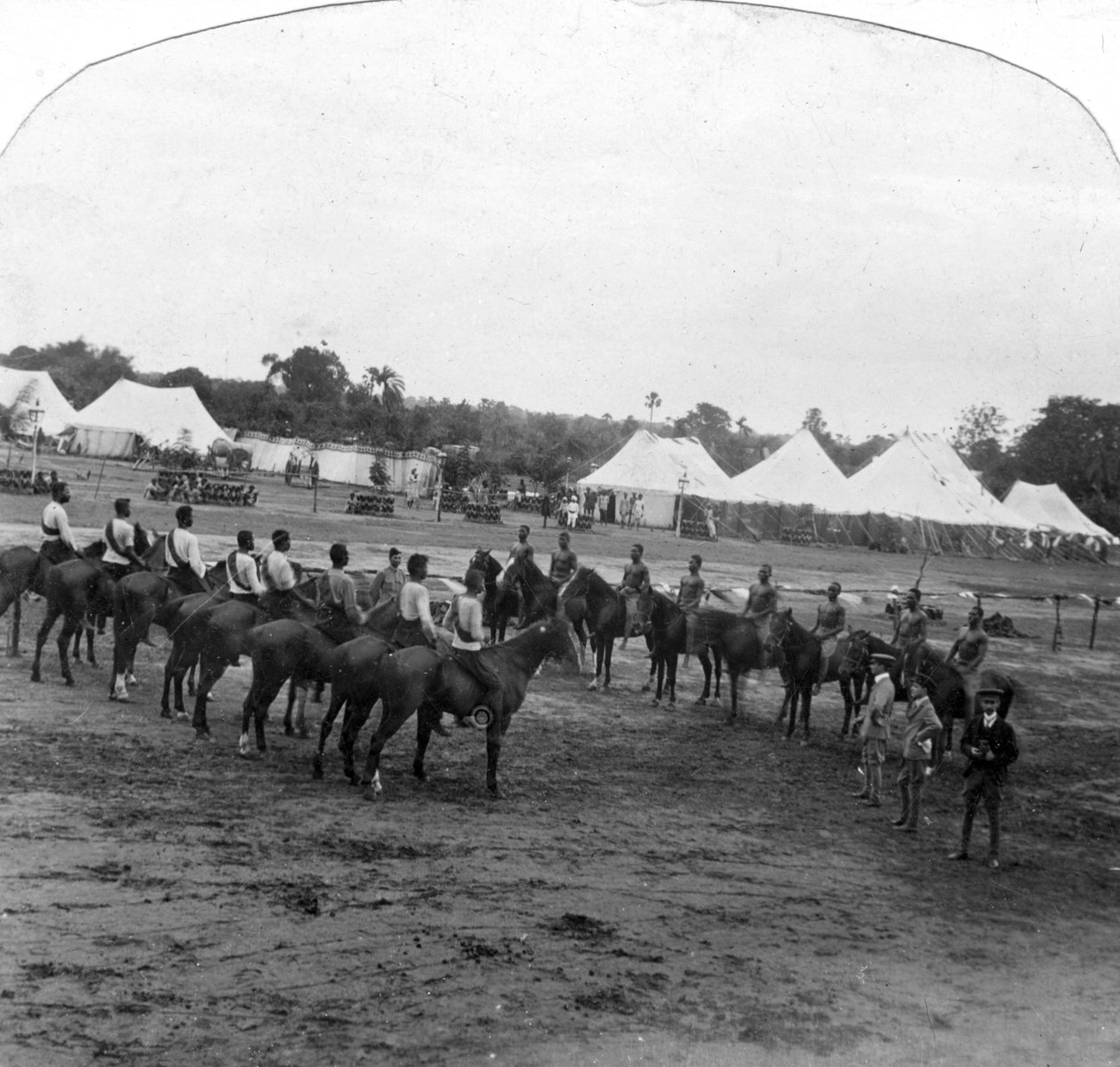 يوم رياضي في نارسامبيت ، الهند ، 1905 بواسطة غير معروف