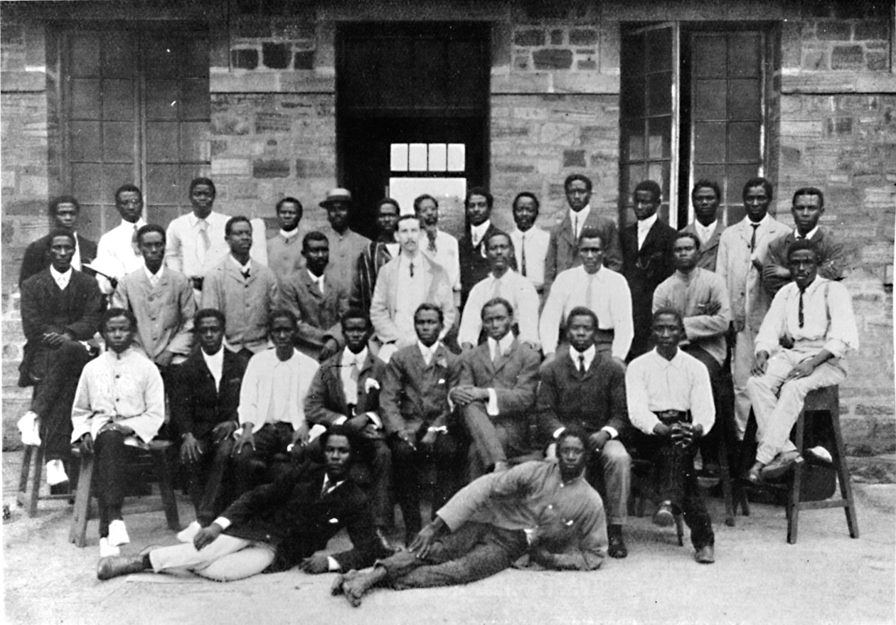 موظفو قسم الطباعة في حكومة غرب إفريقيا ، 1909. بواسطة غير معروف