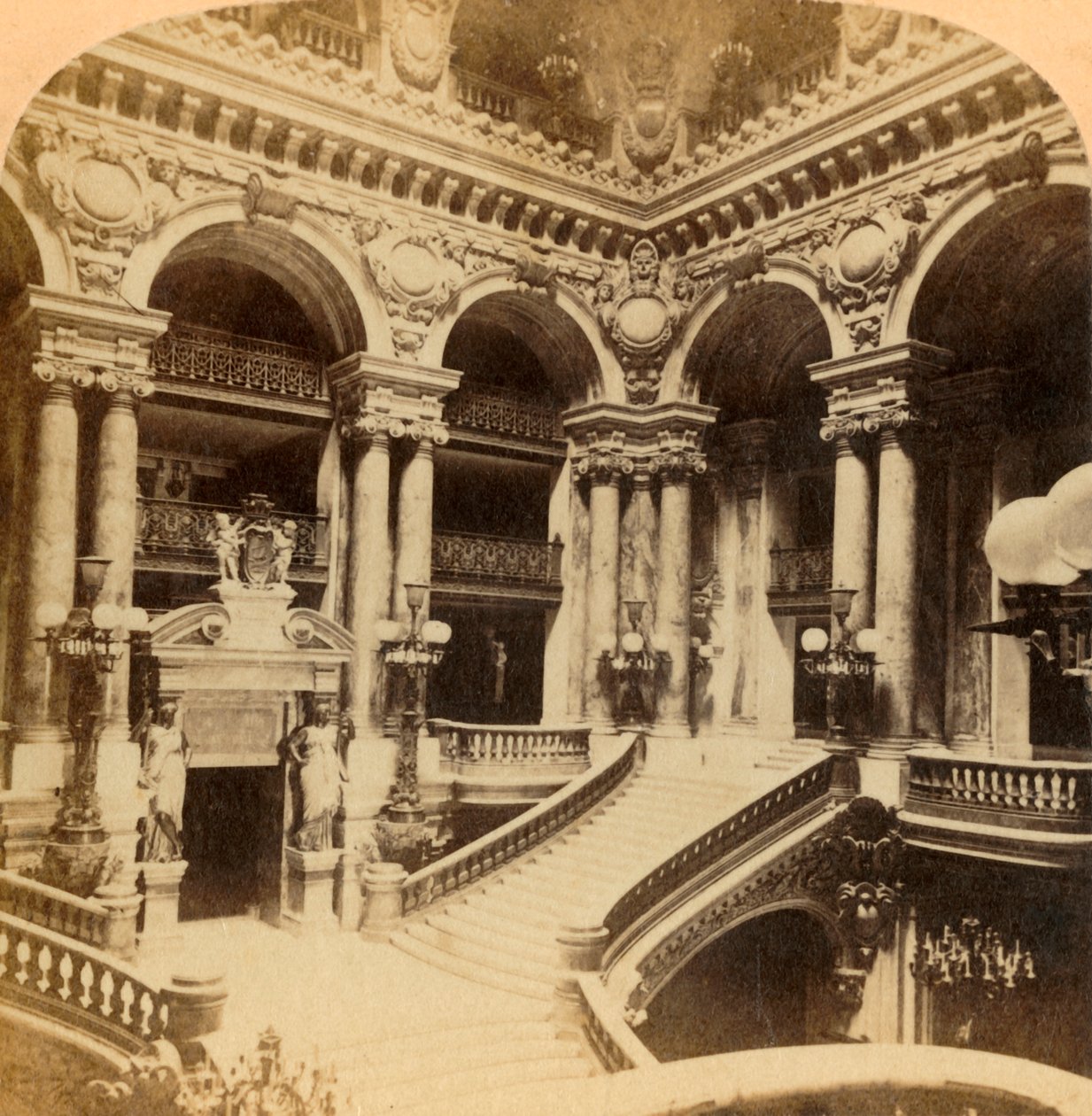 درج في دار الأوبرا الكبرى ، باريس ، فرنسا ، c1900. بواسطة غير معروف