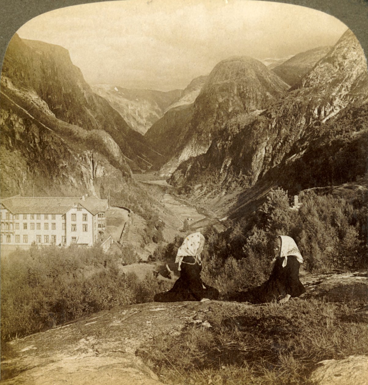 فندق ستالهايمز ، ومنظره الرائع ، عبر نايرودال الشهيرة ، النرويج ، 1905. بواسطة غير معروف