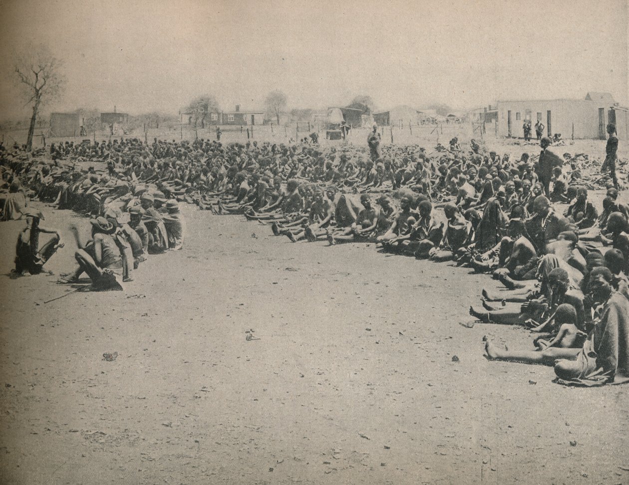 مواطنون يتضورون جوعًا يأتون للإغاثة الحكومية في بولاوايو ، c1900. بواسطة غير معروف