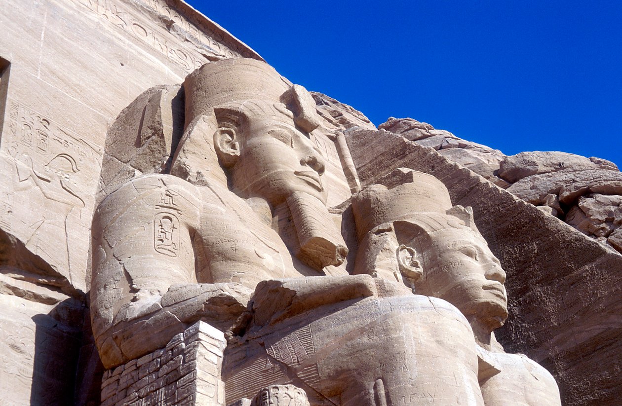 تماثيل رمسيس الثاني ، أمام المعبد الرئيسي ، أبو سمبل ، مصر ، أوائل القرن الثالث عشر قبل الميلاد بواسطة غير معروف
