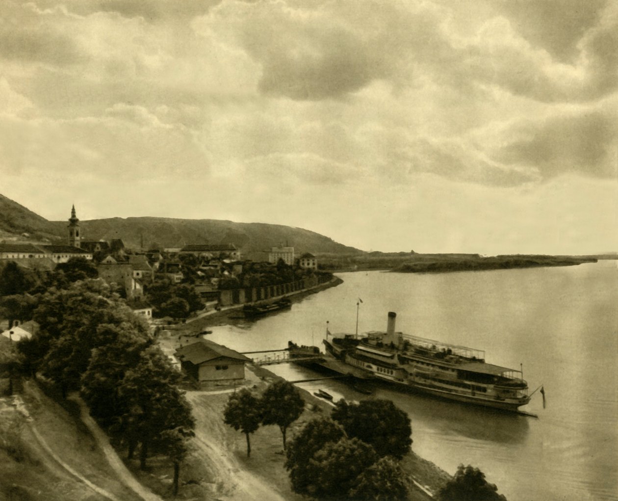 القارب البخاري على نهر الدانوب في Hainburg ، النمسا السفلى ، c1935. بواسطة غير معروف