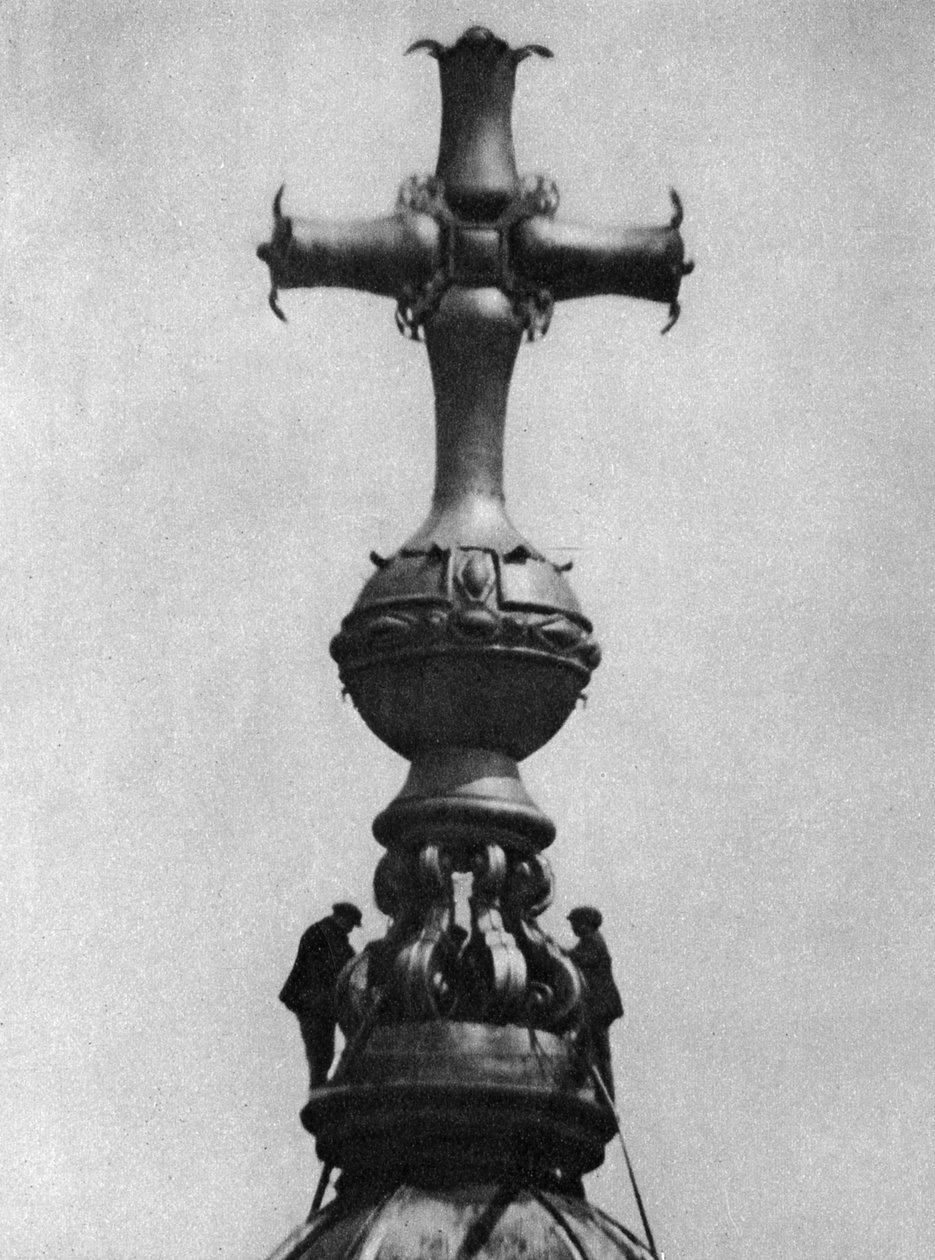 Steeplejacks في قمة كاتدرائية سانت بولز ، لندن ، 1926-1927 بواسطة غير معروف