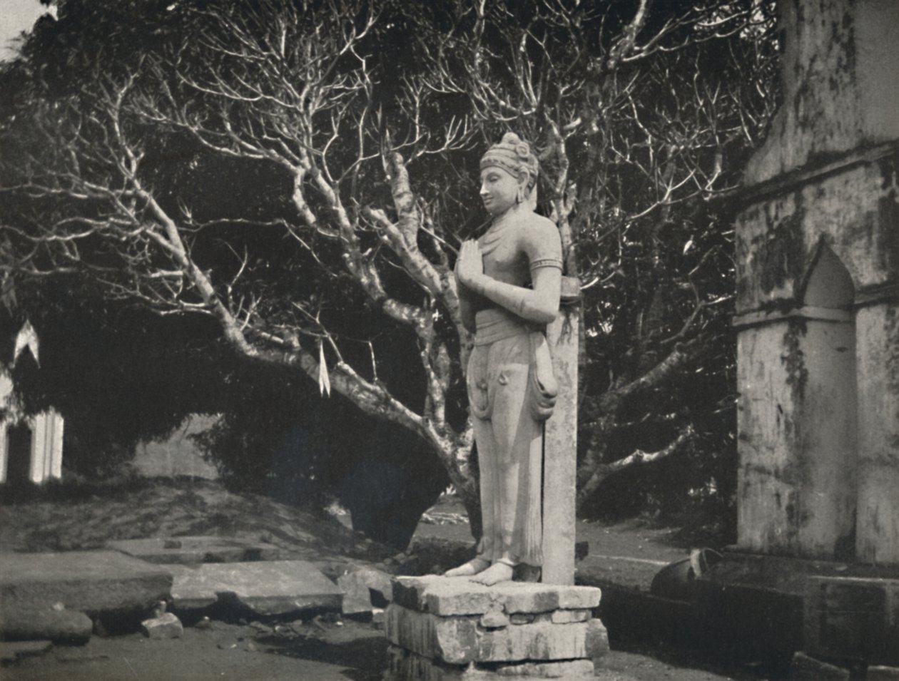شخصية حجرية بالقرب من Ruwanwali-Dagoba ، Anuradhapura ، 1926 بواسطة غير معروف
