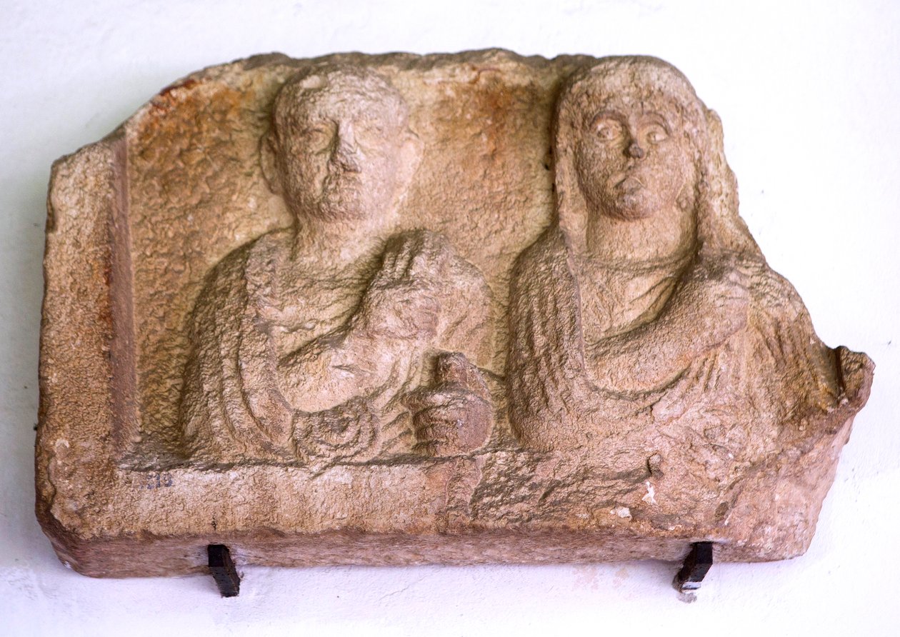 Stele ، 2 Portaits مطلوب Fada و Lucia Valio Red ، 1 unc بواسطة غير معروف