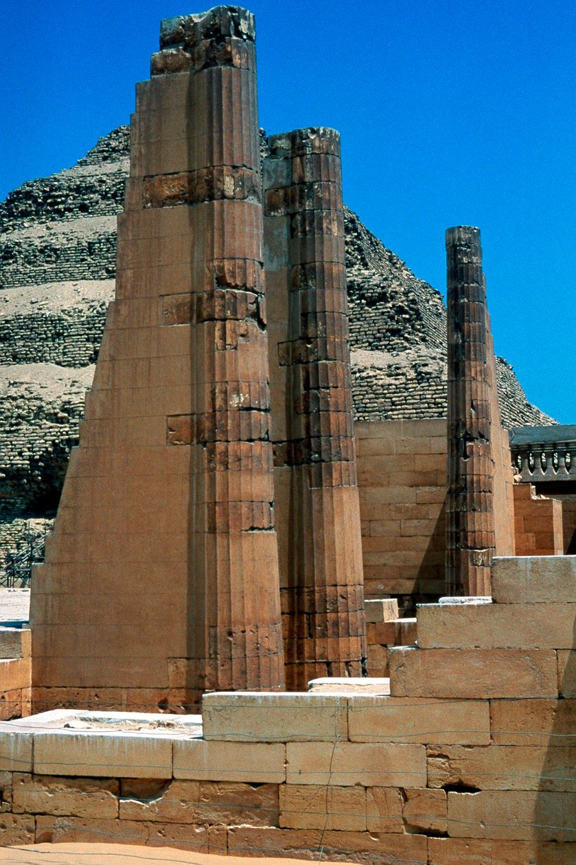 هرم الدرج للملك زوسر زقرا ، مصر ، الأسرة الثالثة ، c2613 قبل الميلاد بواسطة غير معروف